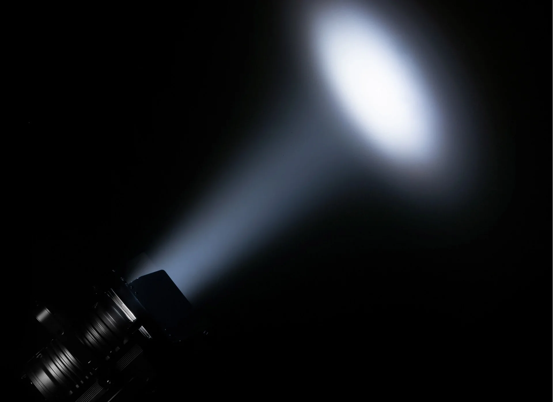 Theatre RGBALC Led Fresnel Spot 200W 6-in-1 LED in, 14°- 50° ( CAMEO TS200FC )