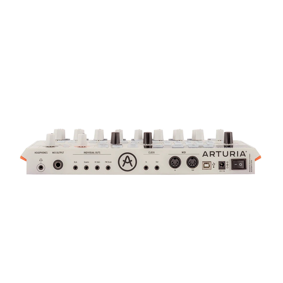 Arturia Drumbrute Impact 1984 10 sesli analog bir davul makinesi, yeni ve sade kırık beyaz estetiğiyle yeniden tasarlandı