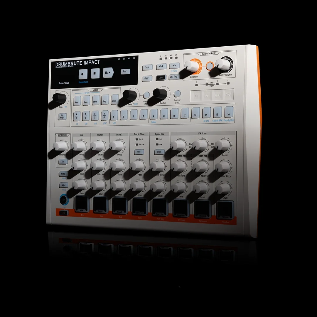 Arturia Drumbrute Impact 1984 10 sesli analog bir davul makinesi, yeni ve sade kırık beyaz estetiğiyle yeniden tasarlandı