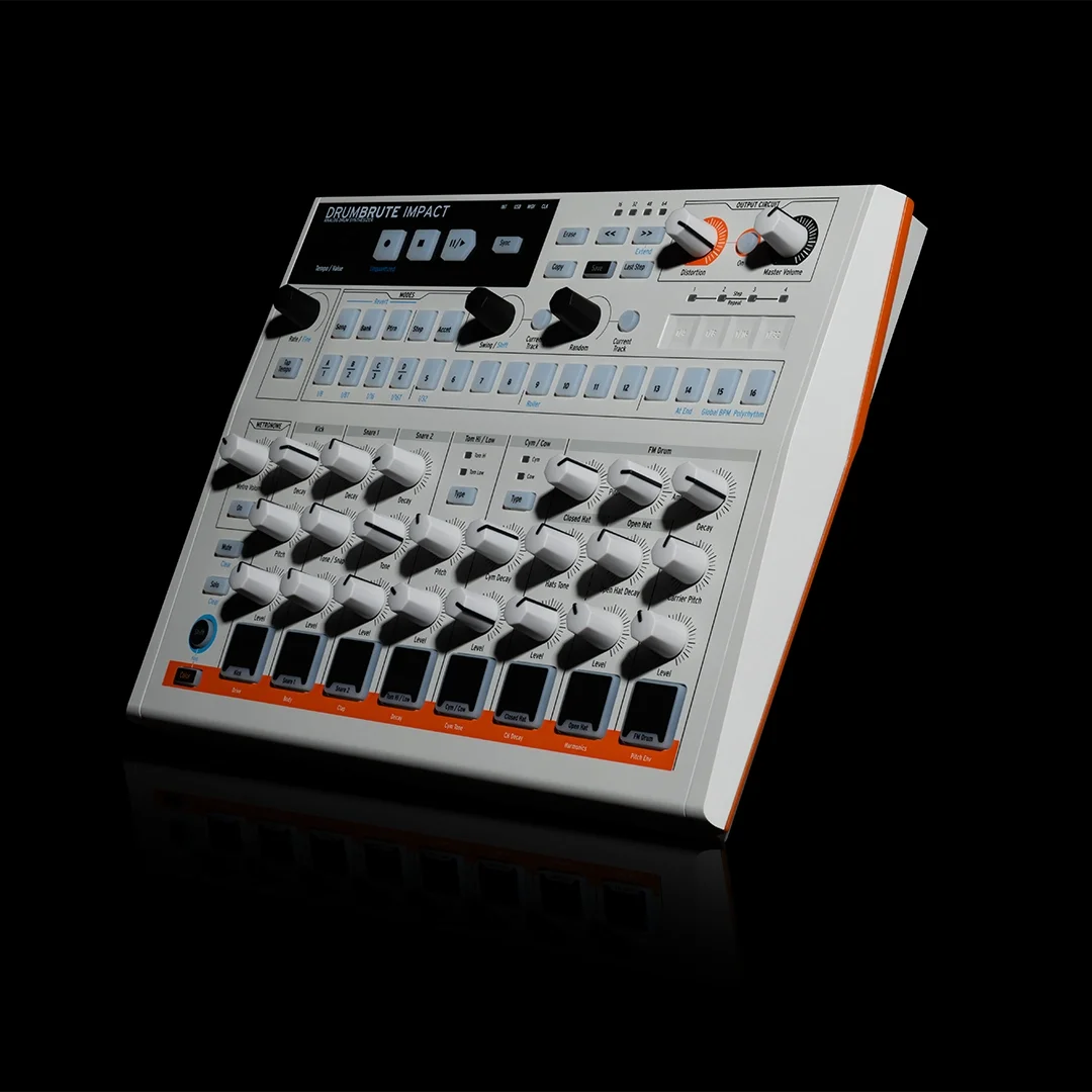 Arturia Drumbrute Impact 1984 10 sesli analog bir davul makinesi, yeni ve sade kırık beyaz estetiğiyle yeniden tasarlandı