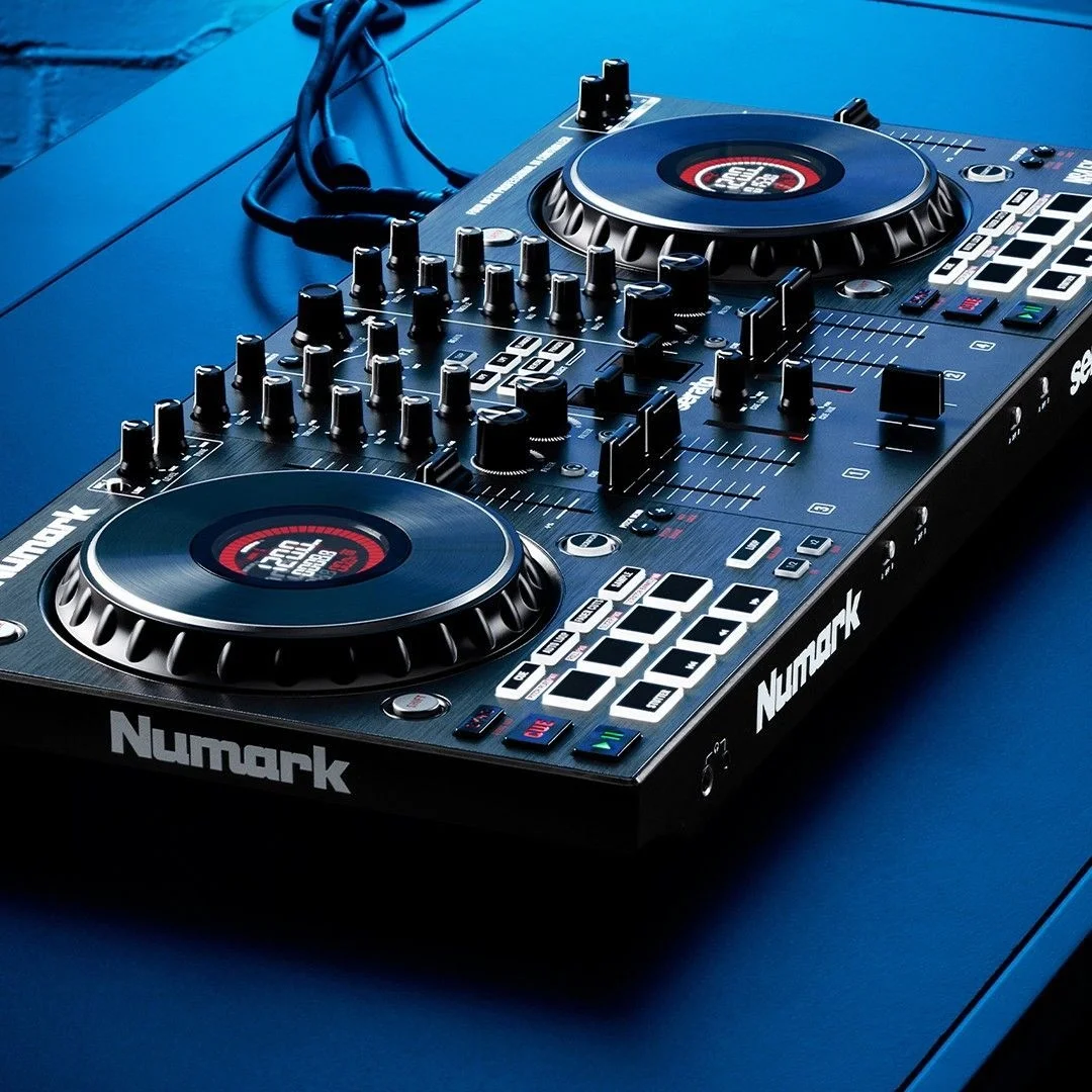 Numark NS4FX - (Kutusu Hasarlı) Yeni Nesil 4-Kanal, Renkli ekranlı Serato DJ kontroller