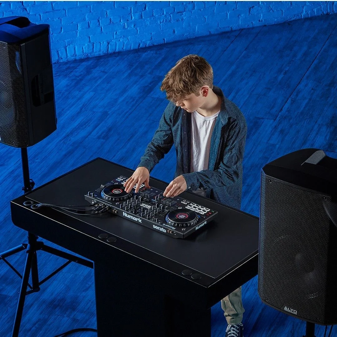 Numark NS4FX - (Kutusu Hasarlı) Yeni Nesil 4-Kanal, Renkli ekranlı Serato DJ kontroller