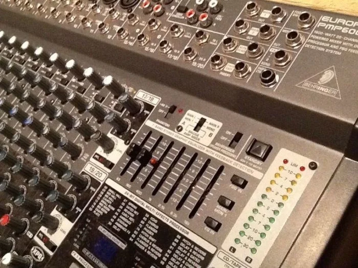 Behringer PMP6000, 1600W 20 Kanal Powermixer