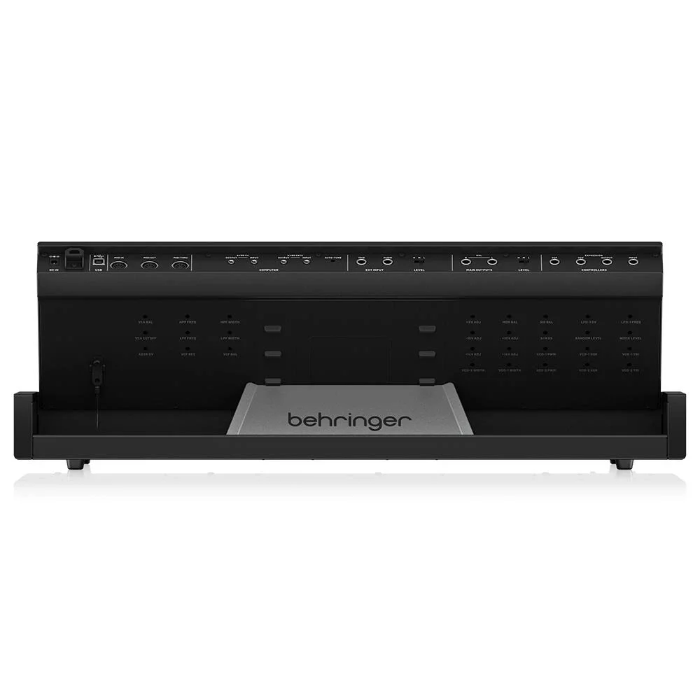 Behringer MS5 Synthesizer