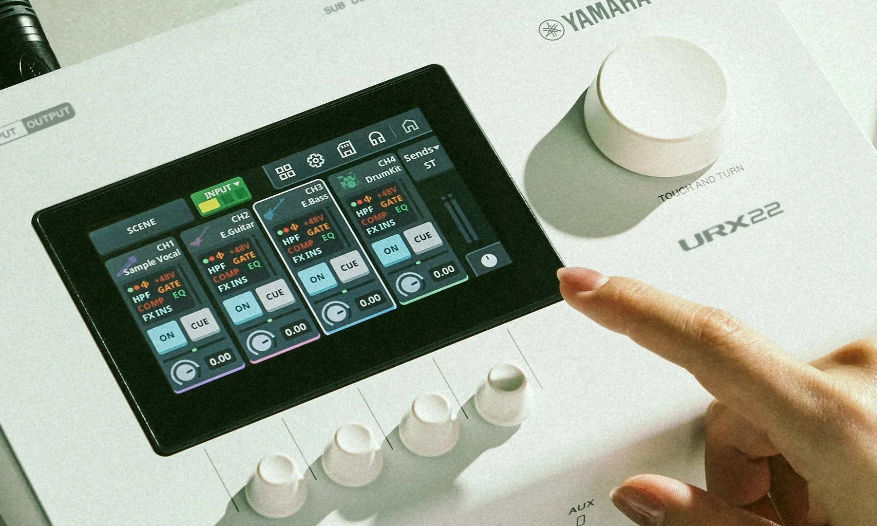 Yamaha URX22-W USB Audio Interface with Touchscreen Ses kartı, 4-in/2-out USB-C