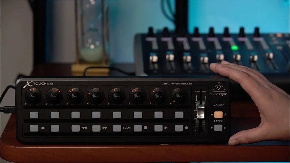 Behringer X-TOUCH MINI Kontrol Ünitesi