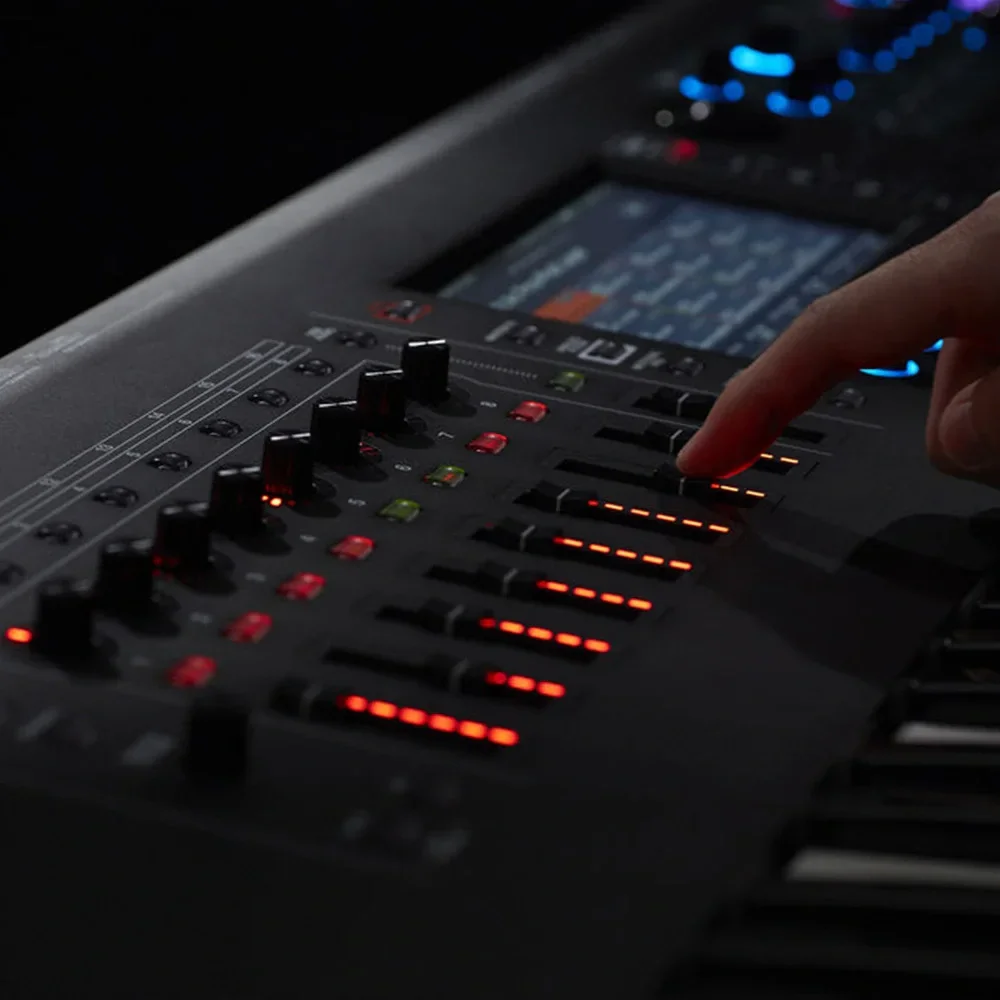 ROLAND FANTOM-6 Workstation Performans Klavyesi